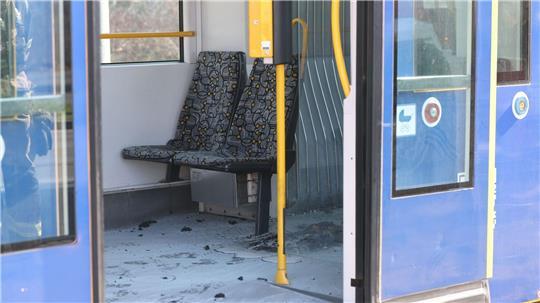 In der fahrenden Straßenbahn soll der tatverdächtige Ehemann des Opfers die Frau mit einer brennbaren Flüssigkeit überschüttet und dann angezündet haben.