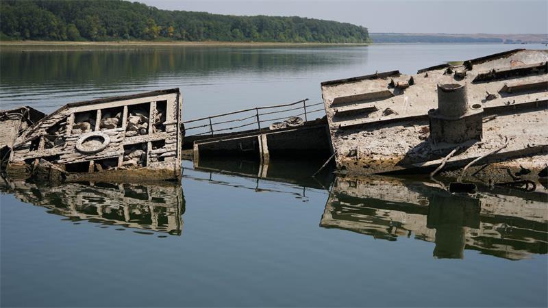 Wasserarme Donau wird zur Asservatenkammer der Geschichte In der flachen Donau werden bei Prahovo in Serbien die Wracks von Nazi-Kriegsschiffen sichtbar.