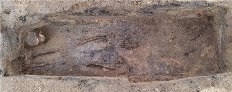 In der freigelegten Grabgrube von 1842 unterhalb der Richtstätte bei Ohrensen liegt das Skelett der Mörderin Anna Marlena Princk . Der abgeschlagene Schädel ist links oben zu sehen.