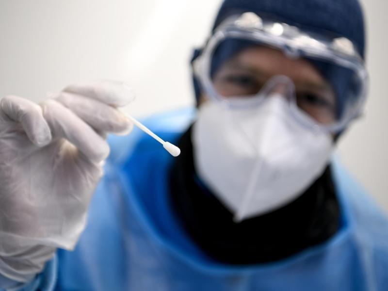 Landkreis Stade verzeichnet niedrigsten Inzidenzwert in der Region In der fünften Corona-Welle in Deutschland sind aktuell erneut Höchstwerte bei der Zahl wöchentlicher PCR-Tests und dem Anteil positiver Befunde erreicht. Foto: Britta Pedersen/dpa-Zentralbild/dpa
