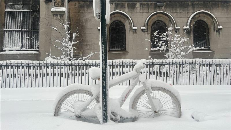 US-Ostküste kämpft mit Folgen des Schneesturms In der größten Stadt des Landes fielen teils 50 Zentimeter Neuschnee.