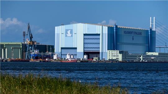 In der großen Schiffbauhalle in Stralsund soll ab kommendem Jahr nach längerer Zeit wieder an einem großen Schiffsneubau gearbeitet werden. (Archivbild)