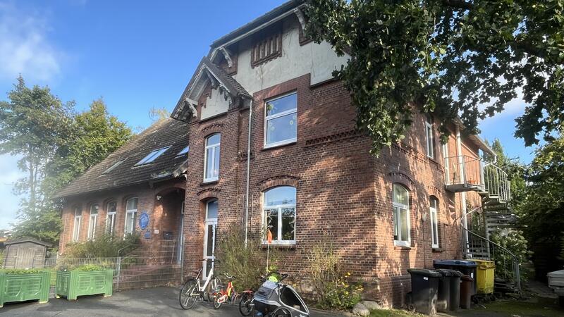 Samtgemeinde Lühe quartiert Schüler und Lehrer in Kindergarten aus In der heutigen Kindertagesstätte in Hörne 15 in Twielenfleth sollen nach den Sommerferien 2025 wieder Kinder zur Grundschule gehen - bis zur Fertigstellung der neuen Ganztagsschule in Hollern.