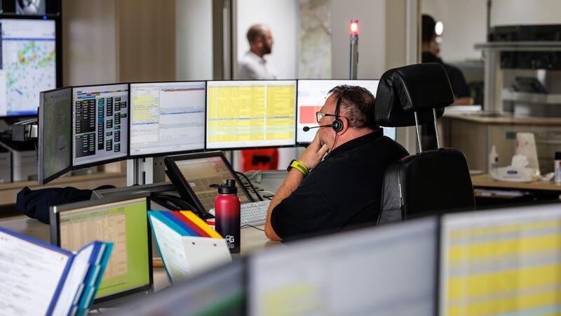 Hochwasser: Dauerregen sorgt für Extrem-Wochenende im Süden In der integrierten Leitstelle vom Bayerischen Roten Kreuz wird einen Notruf entgegengenommen.