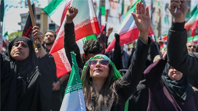 In der iranischen Hauptstadt haben sich Regierungsanhänger zu Trauerfeiern für den im Krieg getöteten Religionsführer Ajatollah Ali Chamenei versammelt.