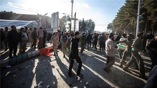 In der iranischen Stadt Kerman wurden iranischen Staatsmedien zufolge mehr als hundert Menschen durch Explosionen getötet. Sie pilgerten anlässlich des Todestags des Generals Ghassem Soleimani zu dessen Grab.