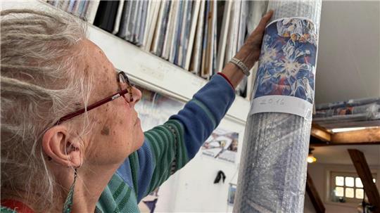 In der meterhohen Rolle versteckt sich ein Kunstwerk von Christa Donatius, das sie noch nie ausgestellt hat.