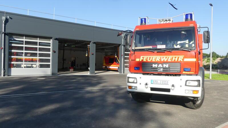 In der modernen Fahrzeughalle gibt es genügend Stellmöglichkeiten für die Einsatzfahrzeuge. Ein Platz ist sogar noch frei - hier soll bald die gebrauchte Drehleiter aus Buxtehude stehen, die Politik hat dem Kauf grundsätzlich zugestimmt.