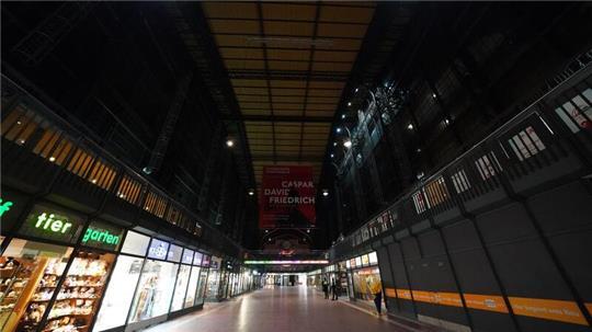 In der nächtlichen Wandelhalle im Hauptbahnhof hat die Bundespolizei einen Einbrecher mit mehr als 300 gestohlenen Souvenirs festgenommen. (Symbolbild)