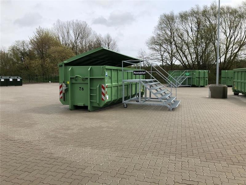In der neuen Anlage in Ardestorf müssen die Anlieferer ihren Müll, auch den Grünmüll, über ein Podest mit sieben Stufen zum Rand der Container buckeln. Das hatte für Unmut und Proteste der Bürger gesorgt.