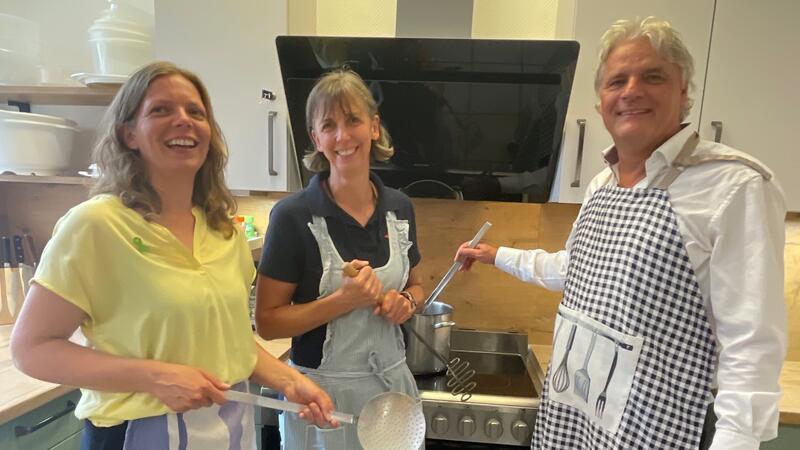 Neu gestaltete Küche und Kaffeestube beim Verein „Die Brücke“ werden eingeweiht In der neuen Küche (von links): „Die Brücke“-Geschäftsführerin Simone Schulte, Dow-Spendenpatin Ulla Bunge und Dow-Werkleiter Dr. Neldes Hovestad.