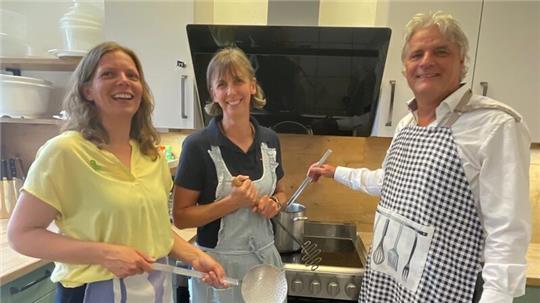In der neuen Küche (von links): „Die Brücke“-Geschäftsführerin Simone Schulte, Dow-Spendenpatin Ulla Bunge und Dow-Werkleiter Dr. Neldes Hovestad.
