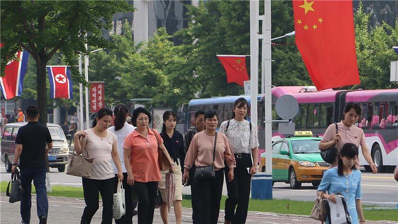Chinas Staatschef Xi sichert Nordkorea Unterstützung zu In der nordkoreanischen Hauptstadt Pjöngjang wurden anlässlich des Staatsbesuchs Fahnen von Nordkorea und China aufgehängt.
