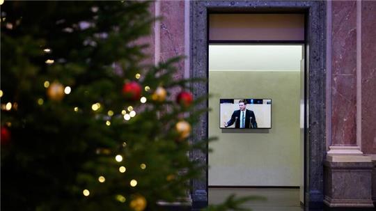 In der normalerweise bei Sitzungen gut gefüllten, heute aber leeren Wandelhalle des Bundesrats, ist auf einem Bildschirm die Rede von Florian Toncar (FDP) bei der Sondersitzung vom Deutschen Bundesrat zum Regierungsentwurf für einen Nachtragshaushalt 2023 zu sehen.