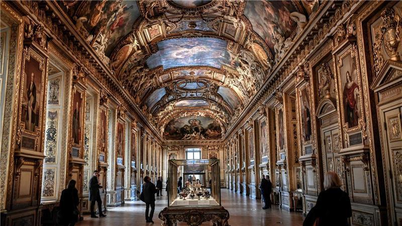 Weitere Verdächtige nach Louvre-Raub festgenommen In der prächtigen Apollon-Galerie erbeuteten die Einbrecher Schmuck von unschätzbarem Wert. (Archivbild)