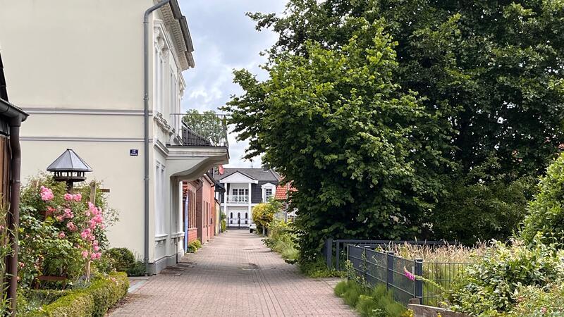 Gummi-Schmidt-Gelände: Nachbarn sorgen sich um Neubaupläne von Lindemann In der schmalen Kerstensstraße gibt es nur wenige zweigeschossige Häuser. Der Vorgarten (rechts) soll noch einem 1,5 Meter breiten Fußweg weichen, der entlang der Straße geplant ist.