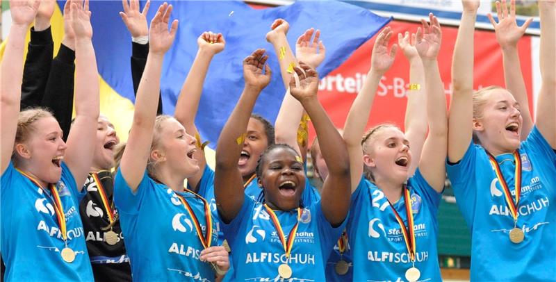 In der vergangenen Saison haben Cassandra Nanfack (vorne, Mitte) und ihre Buxtehuder Mitspielerinnen die Meisterschaft in der Jugendbundesliga gefeiert. Foto Iso Jürgens