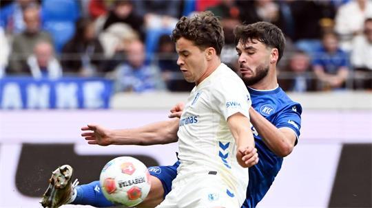 In der vergangenen Saison war Max Geschwill (l) an den 1. FC Magdeburg verliehen. Jetzt wechselt er aus Kiel nach Essen. (Archivbild)