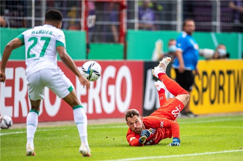 Ehemaliger-D/A-Torwart ist zurück im Kehdinger Stadion In der vergangenen Saison warf der VfL Osnabrück den SV Werder Bremen in der ersten Runde des DFB-Pokals aus dem Rennen. Bremens Felix Agu (links) kommt an Torwart Philipp Kühn nicht vorbei. Foto: dpa