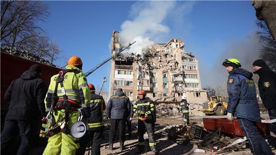 In der westukrainischen Stadt Ternopil sind bei einem russischen Luftangriff viele Menschen getötet und Dutzende verletzt worden. 