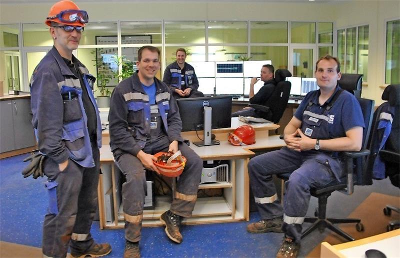 In der zentralen Leitwarte : Schichtmeister Carsten Schliecker und seine Vorarbeiter, Christian Matuszczak und Thorsten Dinter (von rechts) vom Bereich 1, Schicht 1.