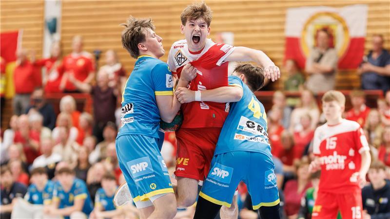 Horneburgs Halle bebt: Mit einem Sieg ins Rückspiel um den DHB-Pokal In der zweiten Halbzeit holten die Gäste aus Pforzheim auf, ließen nur noch 14 Tore zu. Auch Morten Marienfeld hat es hier schwer durchzukommen.