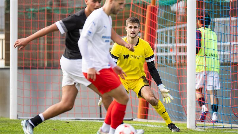 Die Fußballer haben die Opfer der Gewalttat in Stade nicht vergessen In der zweiten Halbzeit steht A/O-Keeper Timo Haepp zwischen den Pfosten der Kreisauswahl.