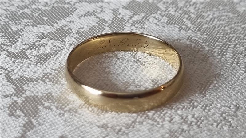 In die Eheringe der Kohrs ist das Datum ihrer Verlobung eingraviert: 28.9.55.