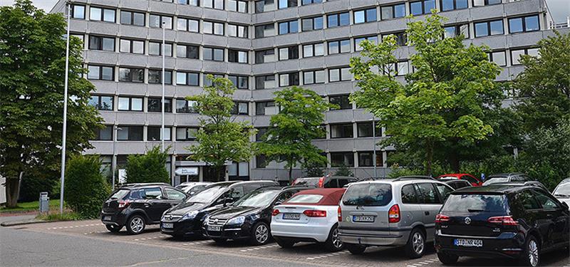 In die Jahre gekommen und nur mit großem Aufwand zu sanieren: das Finanzamt an der Harburger Straße in Stade. Seine Jahre scheinen gezählt. Fotos Strüning