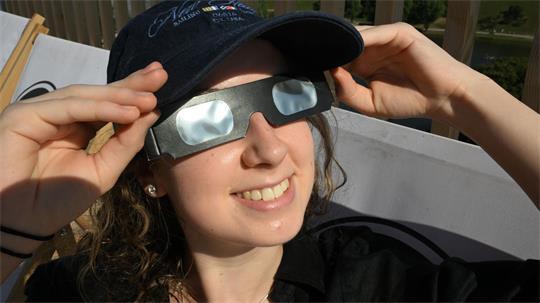 In die Sonne sollte man nur mit Spezialbrillen schauen. (Archivbild)