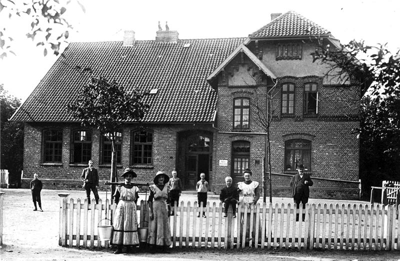In die ehemalige Grundschule in Twielenfleth zog der 1969 gegründete Kindergarten 1971 ein. Am 13. und 14. September wird das 50-Jahr-Jubiläum gefeiert. Das historische Foto (links) ist von 1912. Das aktuelle Foto (rechts) zeigt Kindergarte
