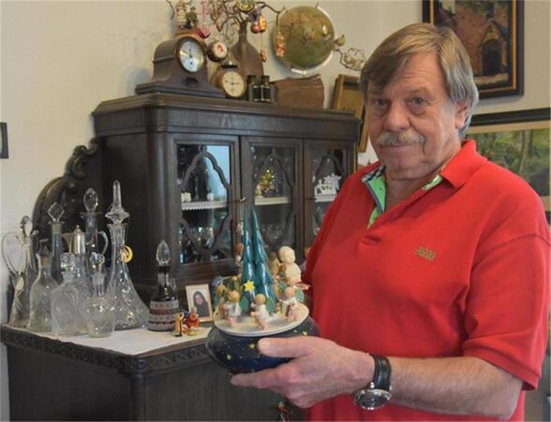 In diese schöne Spieluhr mit Figuren aus dem Erzgebirge hat sich Lothar Scholz regelrecht verliebt.