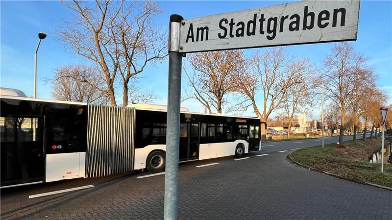 Nach tödlichem Unfall: Anwohner fordern sicheren Weg über die Harburger Straße In diesem Bereich der Harburger Straße in Buxtehude gibt es auf einer Strecke von 900 Metern keine Möglichkeit für Fußgänger, die Fahrbahn zu queren.