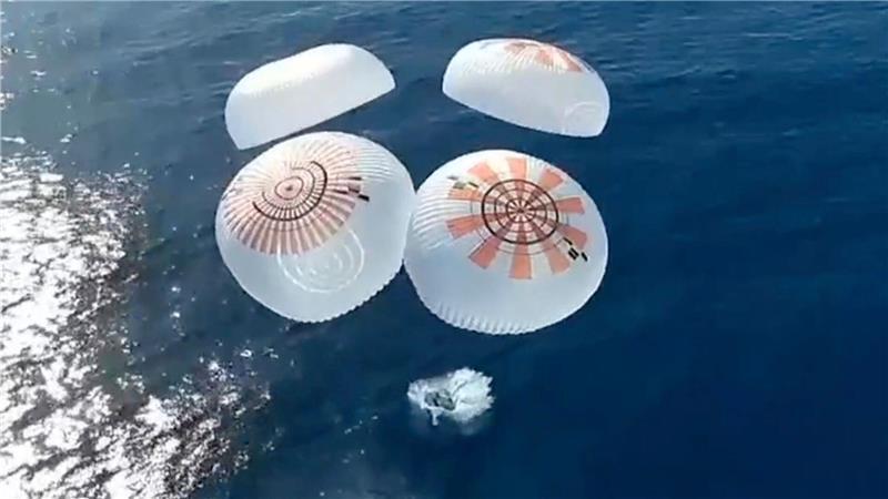 In diesem Bild aus einem von SpaceX zur Verfügung gestellten Video taucht die Dragon-Kapsel mit vier Personen an Bord vor der Küste Kaliforniens in den Pazifischen Ozean ein.