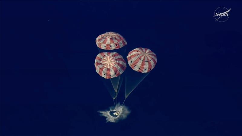 In diesem Bild aus einem von der NASA zur Verfügung gestellten Video taucht die „Artemis 2“ Orion-Kapsel in den Pazifischen Ozean ein.