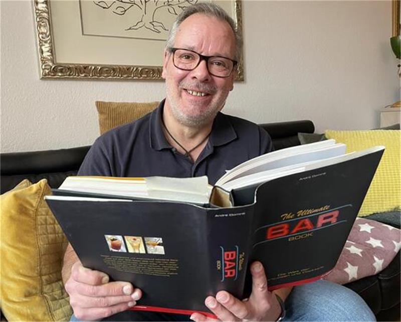 Mit diesen Tipps wird die Cocktailparty an Silvester ein Erfolg In diesem Buch steht alles, was man über Cocktails wissen muss. Der Autor war Norman Bennats Lehrmeister.