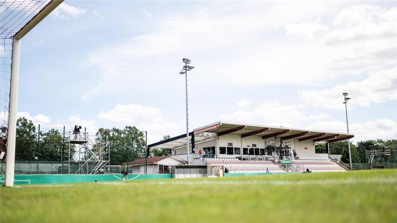 In diesem Gebäude auf dem Vereinsgelände des FC Oberneuland liegen die Kabinen, in die die Täter am Freitagabend eingebrochen sind.