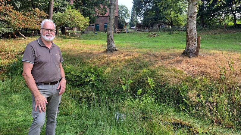 In diesem Graben hat Erich Mangels aus Flögeln seine toten und verletzten Schafe gefunden, die mutmaßlich vom Wolf gerissen wurden.