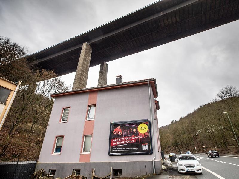 In diesem Haus, das unter der maroden A45-Brücke Rahmede steht, wohnt Ersan Acar seit 2010. Foto: Dieter Menne/dpa