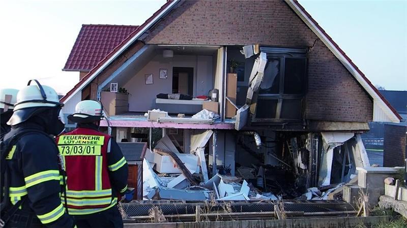 In diesem Haus in Schönberg, östlich von Hamburg, explodierte offenbar ein Solarstromspeicher und riss Fenster und einen Teil der Wand heraus.