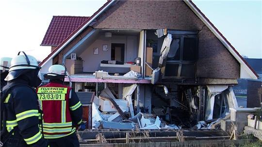 In diesem Haus in Schönberg, östlich von Hamburg, explodierte offenbar ein Solarstromspeicher und riss Fenster und einen Teil der Wand heraus.