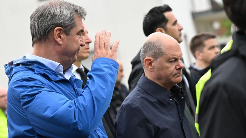 „In diesem Jahr das vierte Mal, dass ich in ein konkretes Einsatzgebiet gehe“: Bundeskanzler Olaf Scholz und Bayerns Ministerpräsident Markus Söder (l) im oberbayerischen Reichertshofen.
