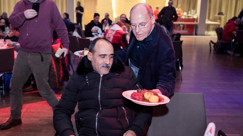 In diesem Jahr findet die Feier mit Gänseessen zum ersten Mal seit Beginn der Corona-Pandemie wieder im Hotel Estrel statt. Politiker Gregor Gysi servierte Gänsebraten für die Gäste.