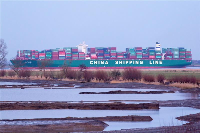 In diesem Jahr gab es bereits etwa 765 Anläufe von Containerschiffen mit einer Größe von mehr als 8000 TEU auf der Elbe. Die von Hamburg prognostizierte Steigerung im Containerumschlag werde nicht erreicht , dafür steige das Havarie-Risiko, sind die Elbvertiefungsgegner besorgt. Foto: Rademacher
