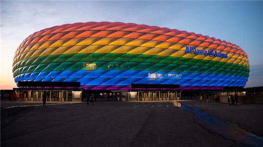 Die Allianz Arena leuchtet in Regenbogenfarben.