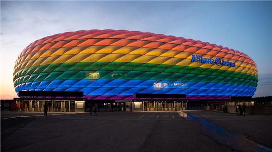In diesem Jahr leuchtet die Arena während der EM in Regenbogenfarben - aber nicht bei einem Spiel.