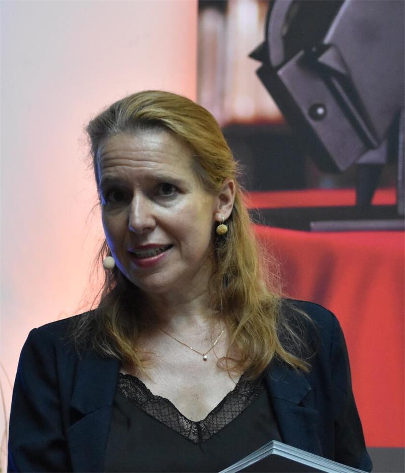 55. Buxtehuder Bulle: Spannende Auszählung und eine überglückliche Gewinnerin In diesem Jahr moderierte Stefanie Ericke-Keidtel vom Jungen Literaturhaus Berlin den Preisentscheid beim Buxtehuder Bullen.