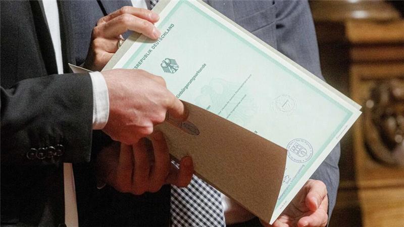 Zahl der Einbürgerungen in Hamburg deutlich gestiegen In diesem Jahr sind in Hamburg nach Senatsangaben so viele Ausländer eingebürgert worden wie noch nie. (Archivbild)