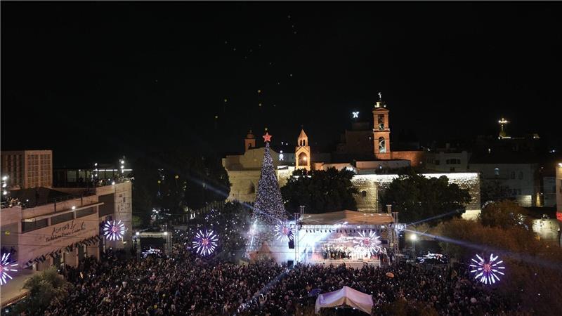 In diesem Jahr steht wieder ein Weihnachtsbaum auf dem Krippenplatz neben der Geburtskirche in der Stadt Bethlehem, die traditionell als Geburtsort von Jesus Christus gilt.