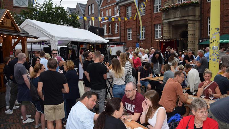 In diesem Jahr teilen sich Weinfest und Cyclassics den Rathausplatz.